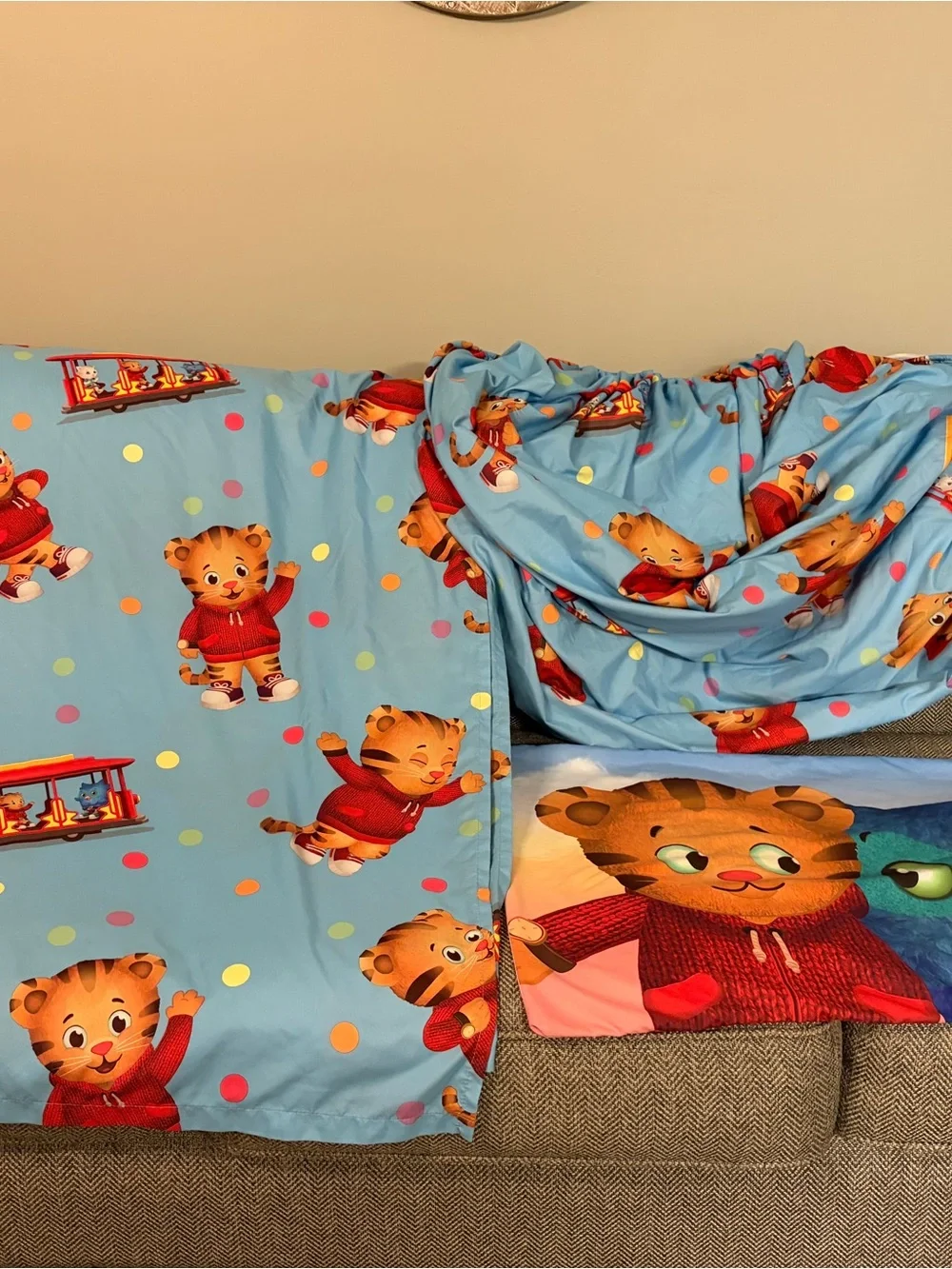 Daniel Tiger TWIN Bedding Set- Fitted Sheet, Flat Sheet & Pillow Case VTG EUC